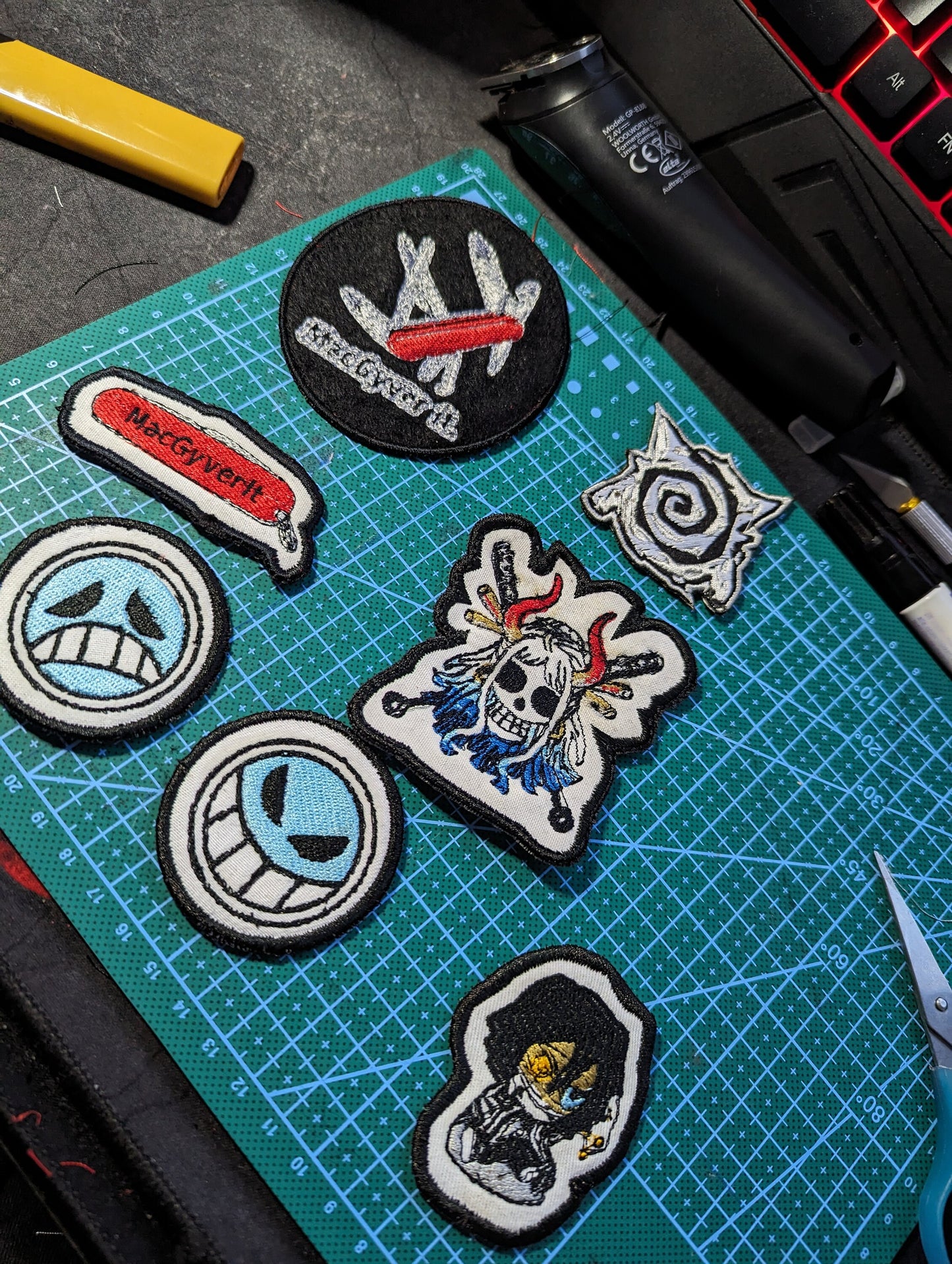 Gesticktes Patch nach Wunschmotiv - Bis zu 10 x 10 cm Anime/ Einschulung / Schultüte zum Bügeln oder Klett