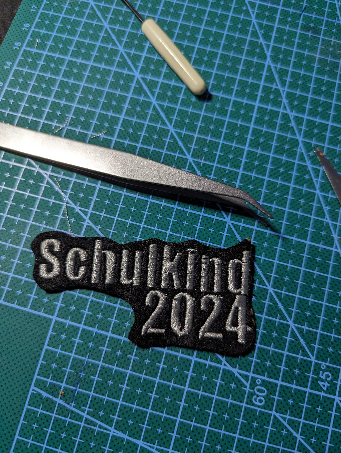 Gesticktes Patch nach Wunschmotiv - Bis zu 10 x 10 cm Anime/ Einschulung / Schultüte zum Bügeln oder Klett